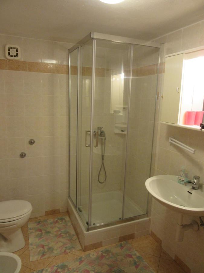 Apartmani Gracijela Karlobag Exteriör bild