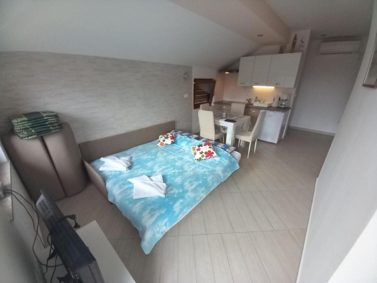 Apartmani Gracijela Karlobag Exteriör bild
