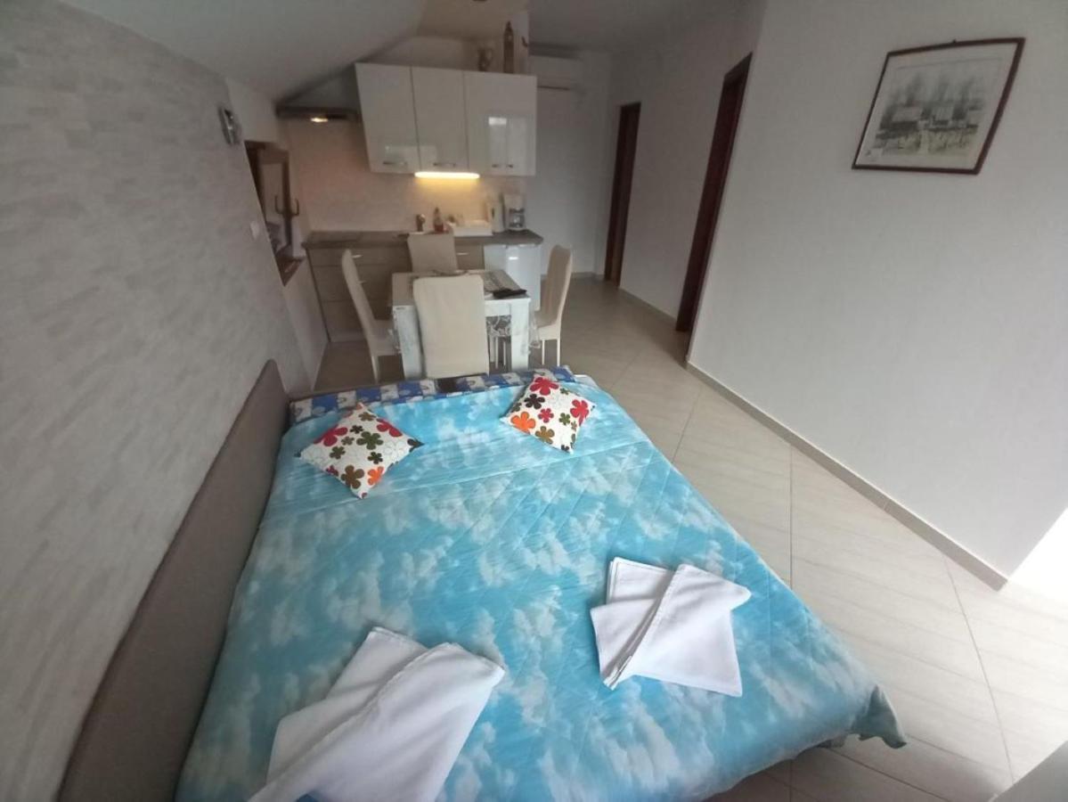 Apartmani Gracijela Karlobag Exteriör bild